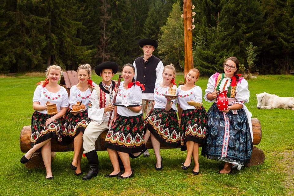 Ubytovanie Pod Horami S Restauraciou " Salas Ziar" Exteriér fotografie